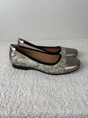 Clarks Unstructured Shoes Womens 10W Darcey Cap Ivory Snake Print Ballet Flats